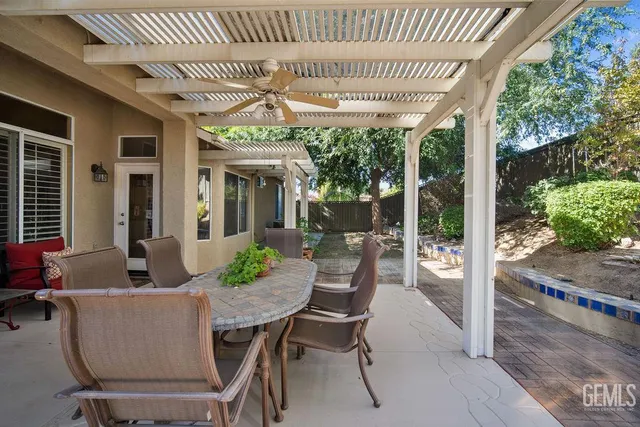 a view of a house with backyard and garden