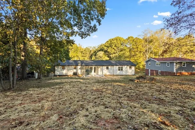 a view of a house with a yard