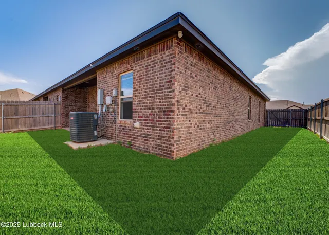 a view of an house with backyard