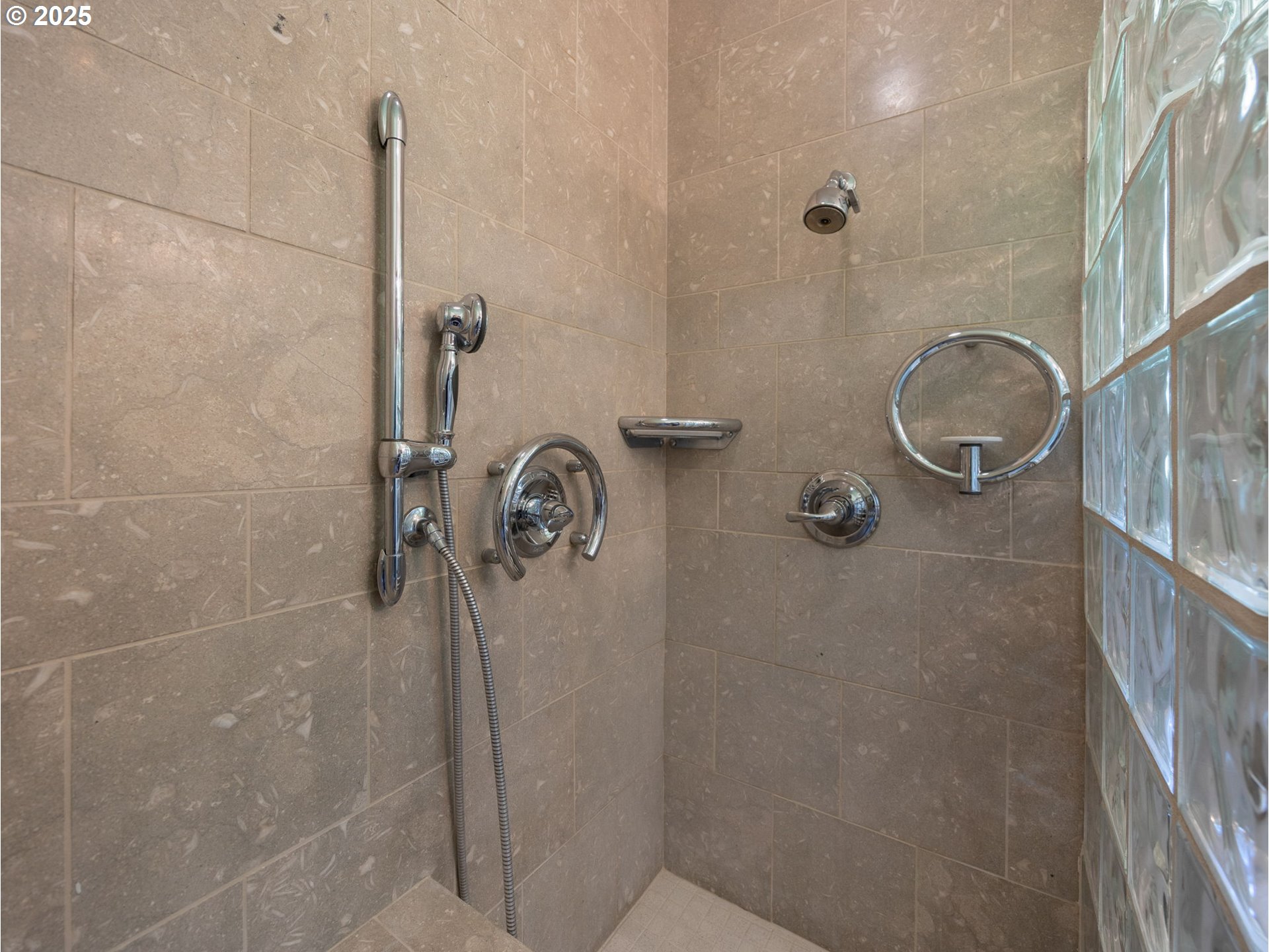 21949 Northeast Couch Street Gresham, OR 97030 - Photo 20 of 48 Bathroom