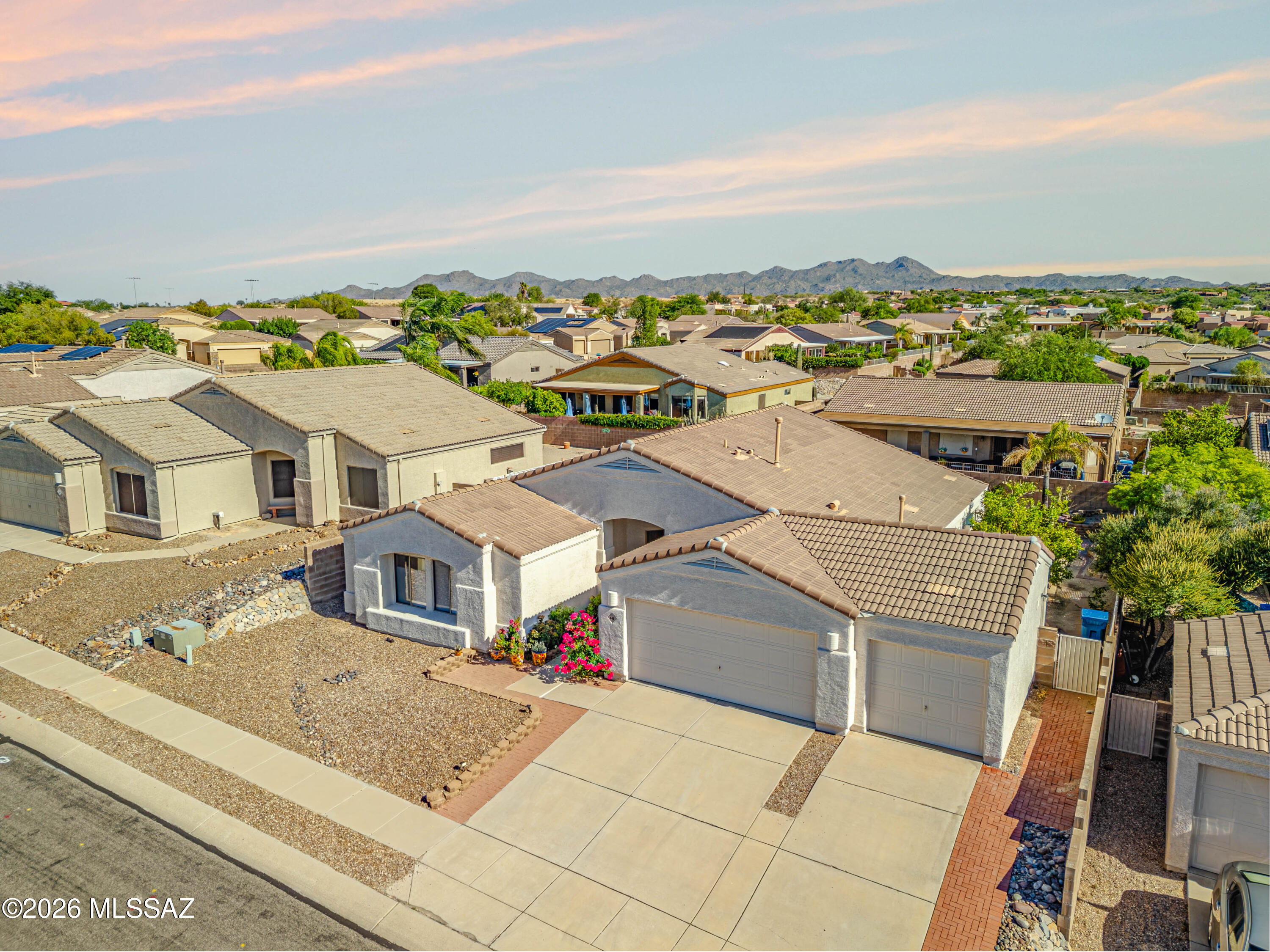 446 West Silvertip Road Tucson, AZ 85737 - Photo 12 of 51 Large Driveway and 3 Car Garage