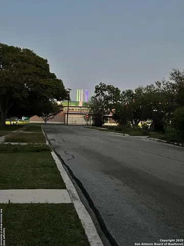 a picture of a black and white photo