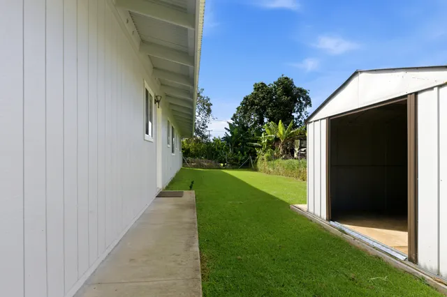 a view of a back yard