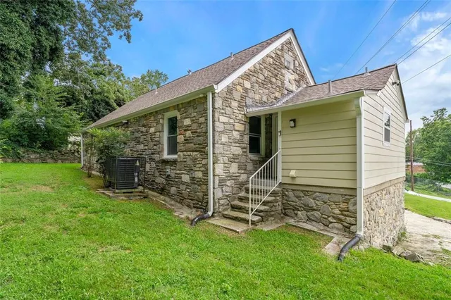 a view of a house with a yard