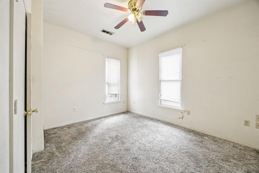 909 East High Street Terrell, TX 75160 - Photo 13 of 24 an empty room with windows and fan