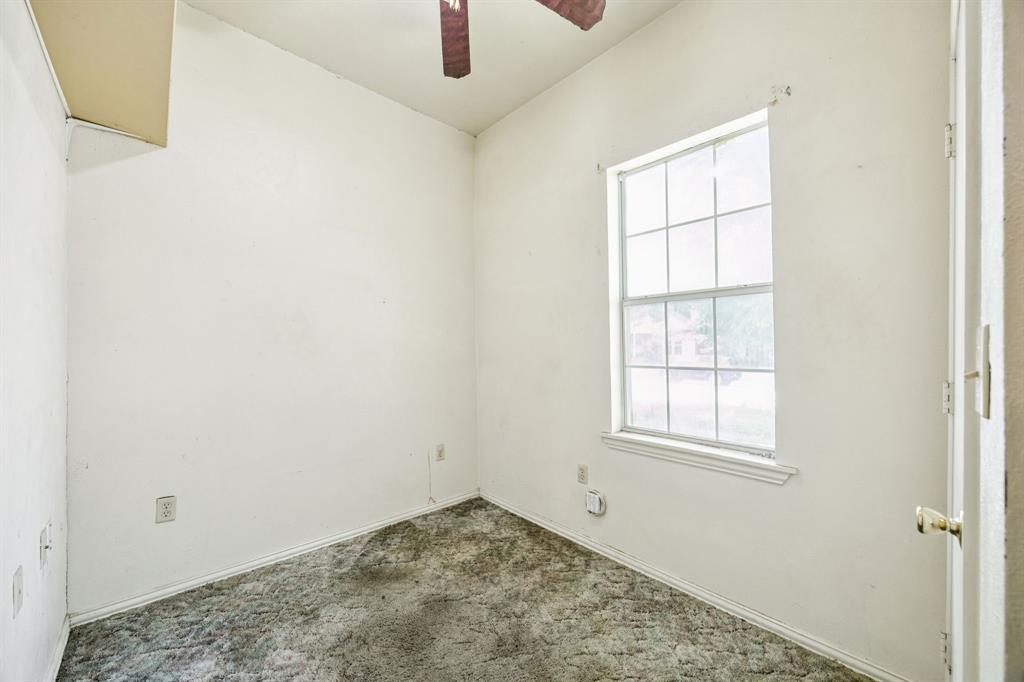909 East High Street Terrell, TX 75160 - Photo 14 of 24 an empty room with a window