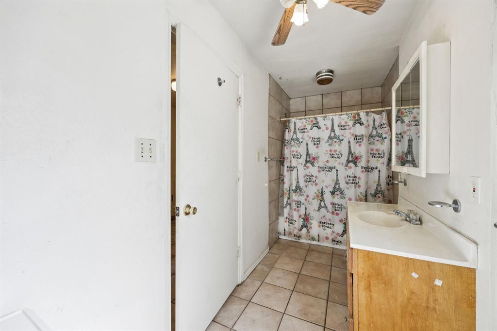 909 East High Street Terrell, TX 75160 - Photo 18 of 24 a bathroom with a bathtub and shower
