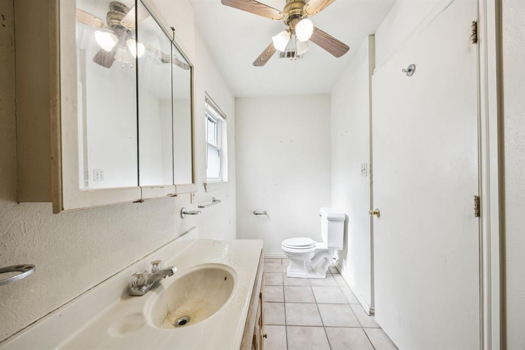 909 East High Street Terrell, TX 75160 - Photo 19 of 24 a bathroom with a sink a toilet and shower