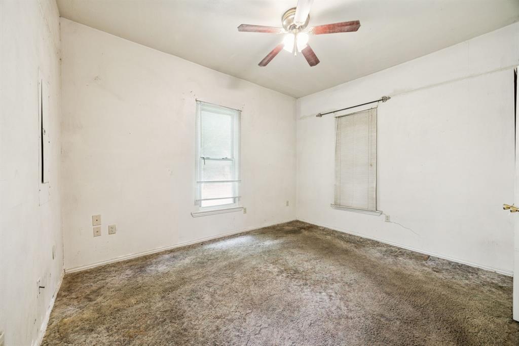 909 East High Street Terrell, TX 75160 - Photo 20 of 24 an empty room with windows and fan