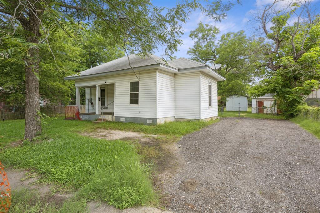 909 East High Street Terrell, TX 75160 - Photo 2 of 24 a front view of house with yard and trees