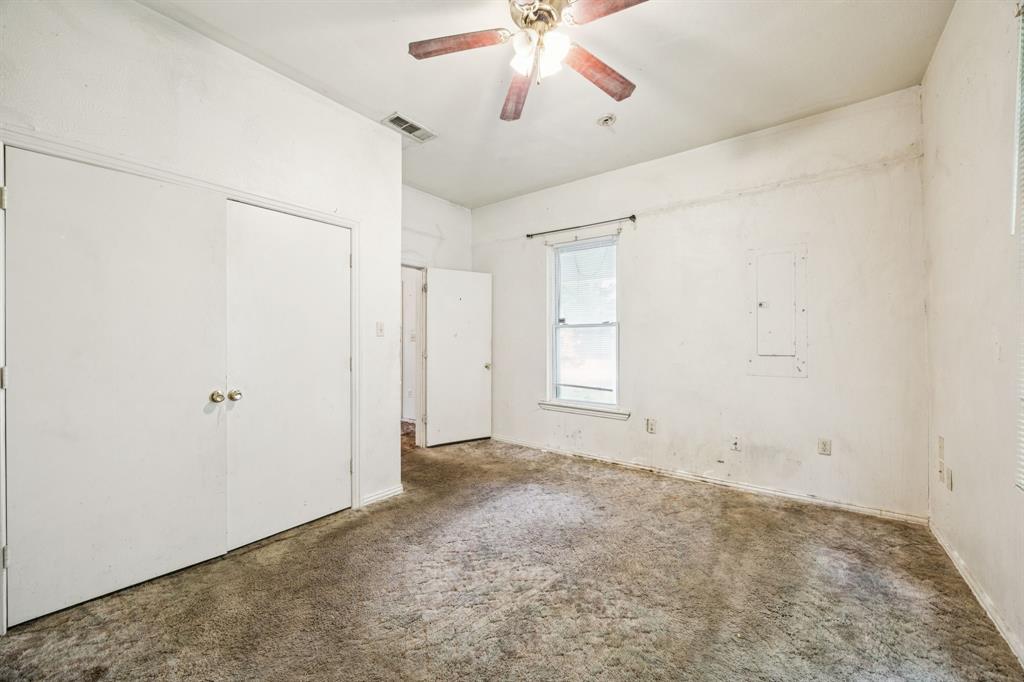 909 East High Street Terrell, TX 75160 - Photo 21 of 24 a view of an empty room with a window