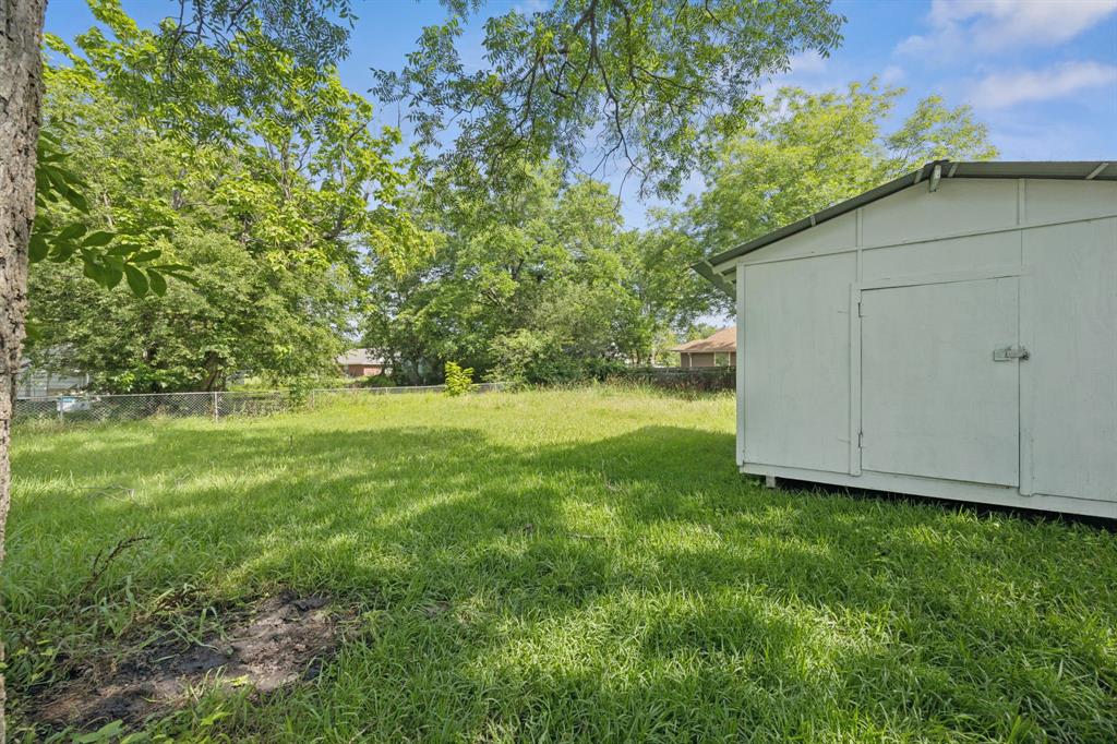 909 East High Street Terrell, TX 75160 - Photo 24 of 24 a view of backyard with green space