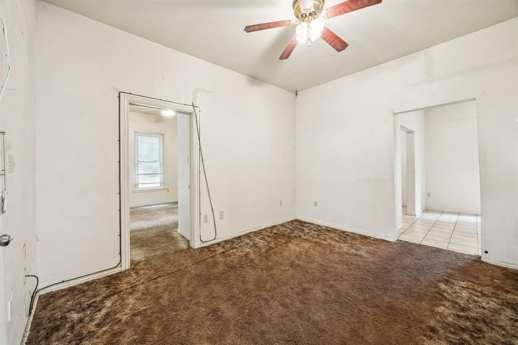 909 East High Street Terrell, TX 75160 - Photo 6 of 24 an empty room with closet and fan
