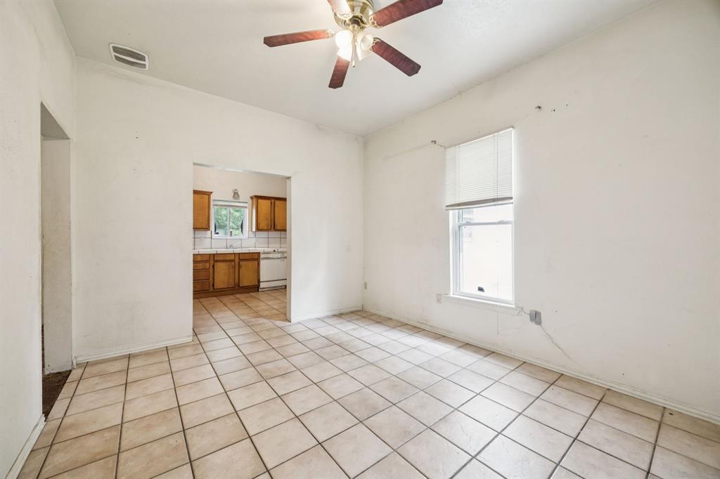909 East High Street Terrell, TX 75160 - Photo 9 of 24 a view of an empty room and window