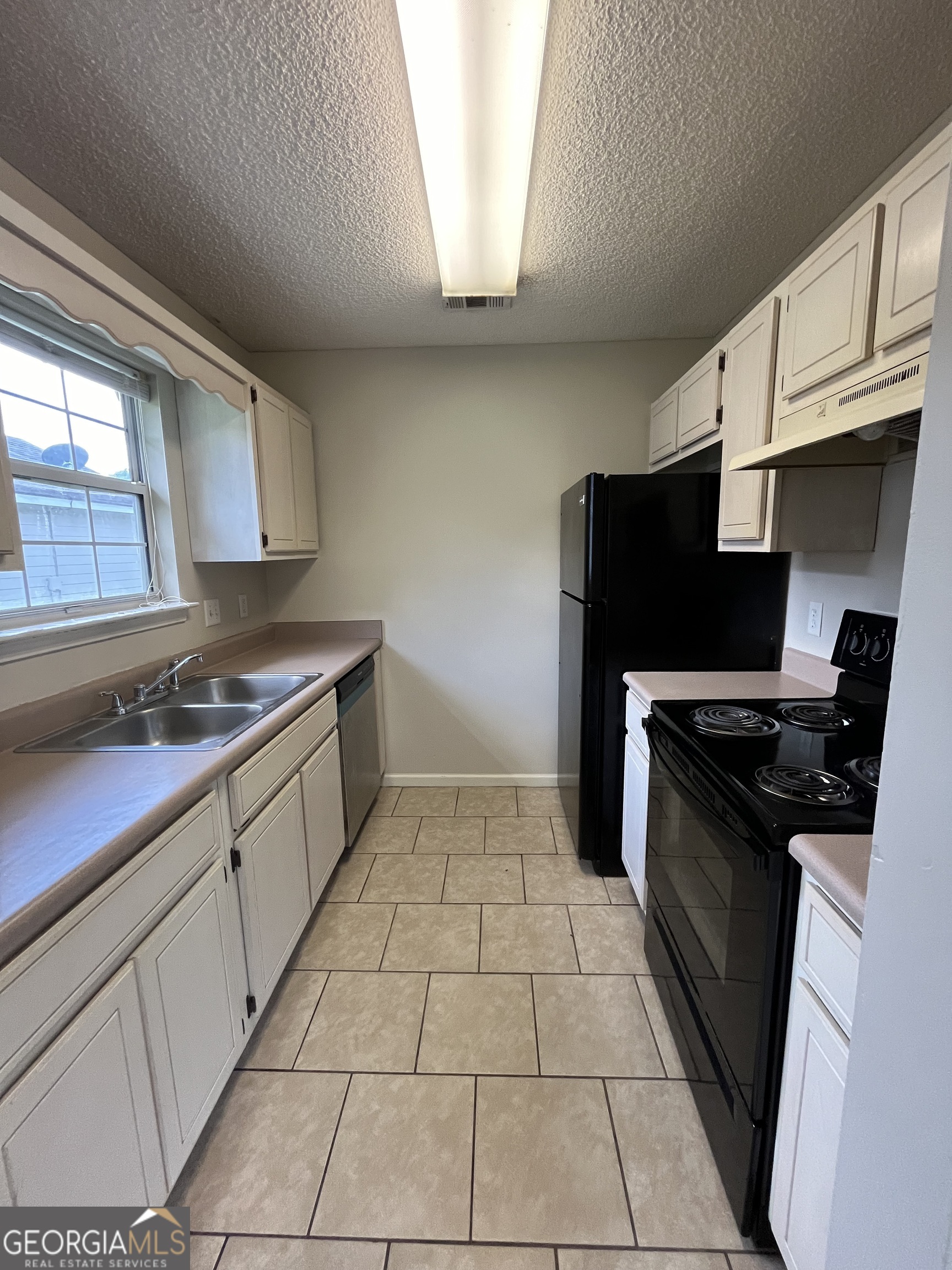 15 Talbot Court St. Marys, GA 31558 - Photo 13 of 20 a kitchen with granite countertop a stove a sink and a refrigerator