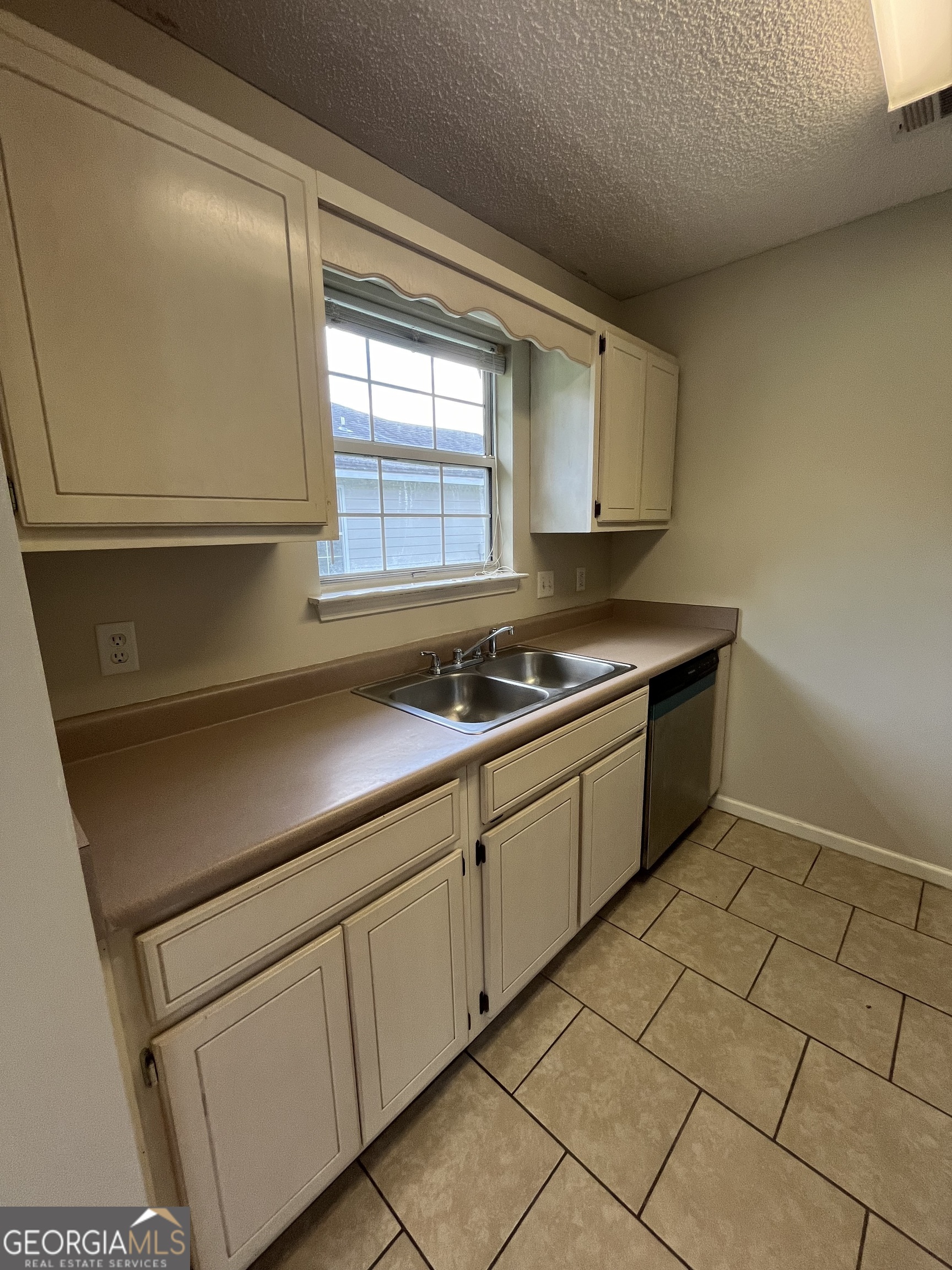 15 Talbot Court St. Marys, GA 31558 - Photo 14 of 20 a kitchen with granite countertop a sink and a stove top oven