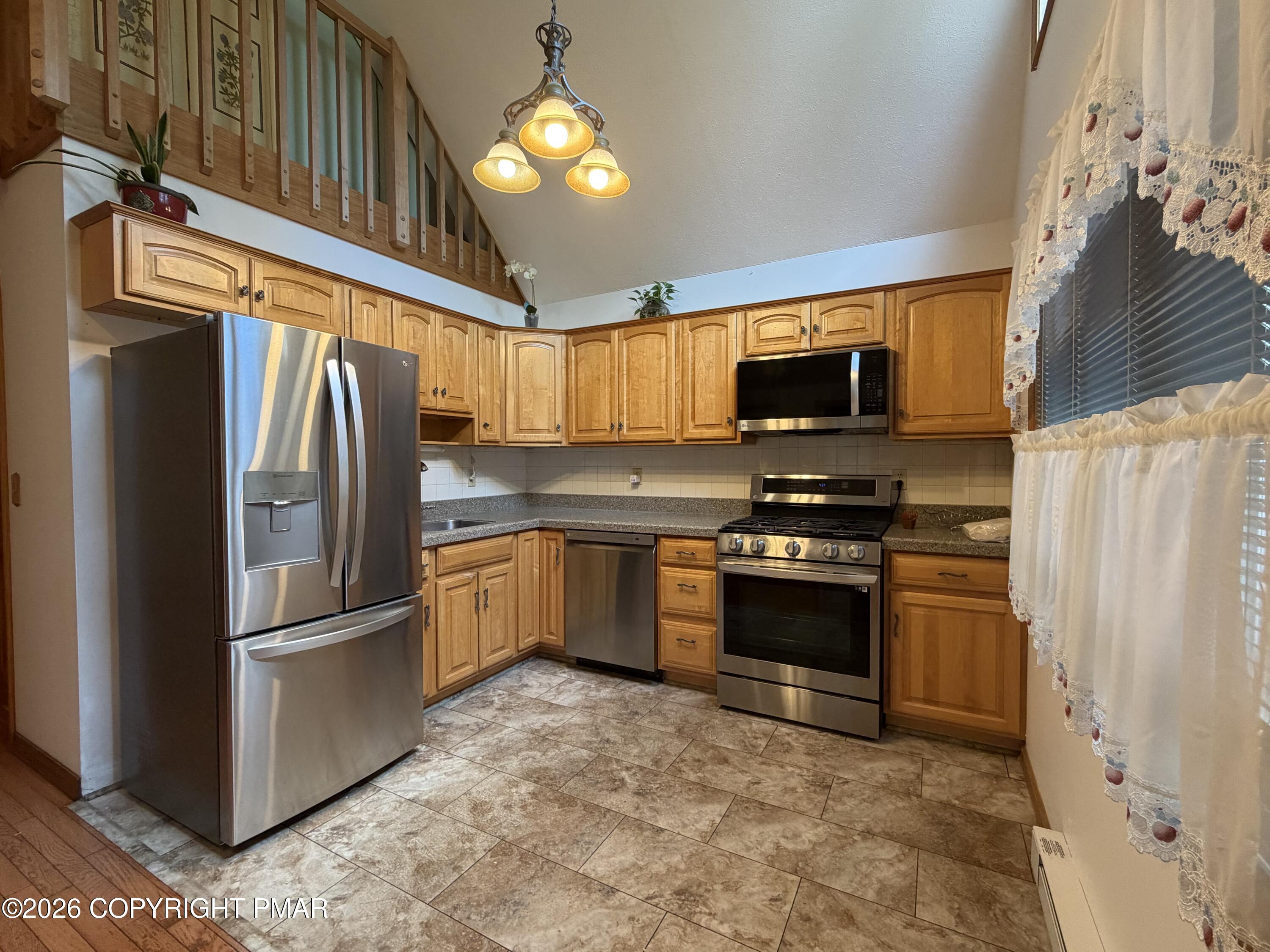197 Hummingbird Trail Bushkill, PA 18324 - Photo 11 of 33 Kitchen