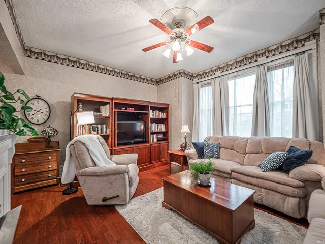 $222,500 | 406 South Main Street, Owensville, IN 47665