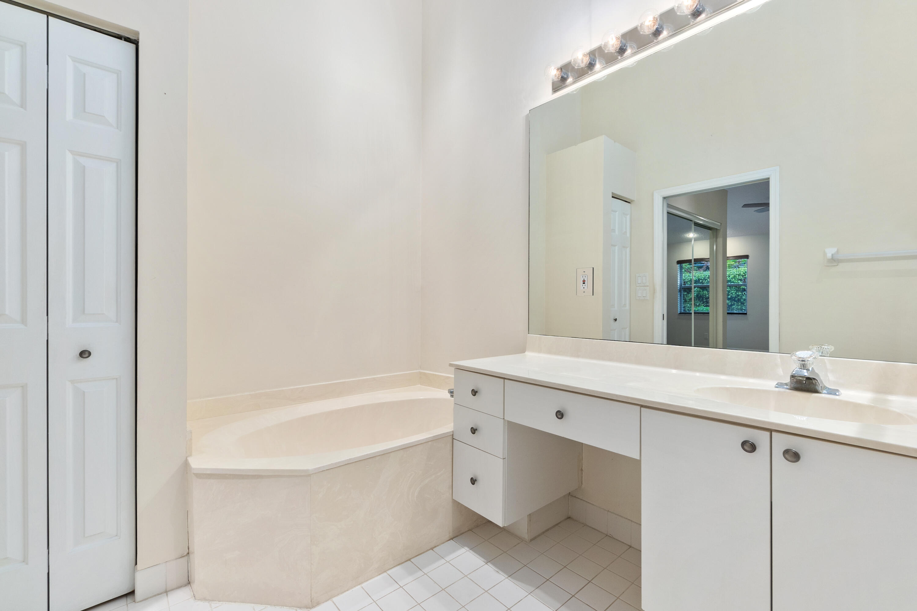 8261 Vía Bella Boca Raton, FL 33496 - Photo 15 of 25 Master bath tub and vanity