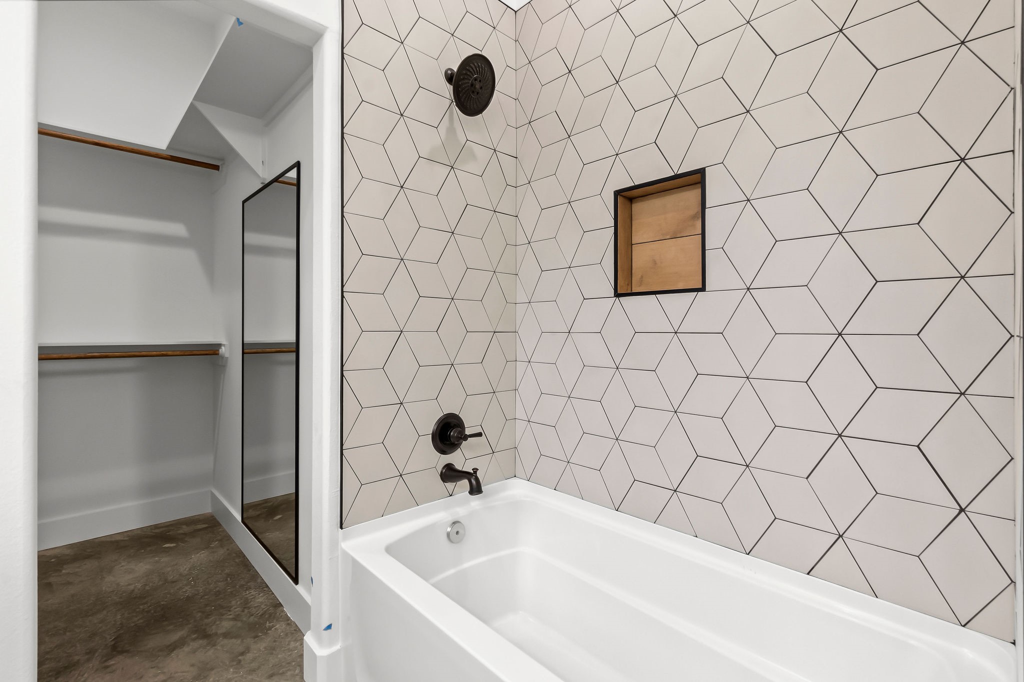 393 Hanson Road Onalaska, TX 77360 - Photo 21 of 38 a bathroom with a bathtub and shower