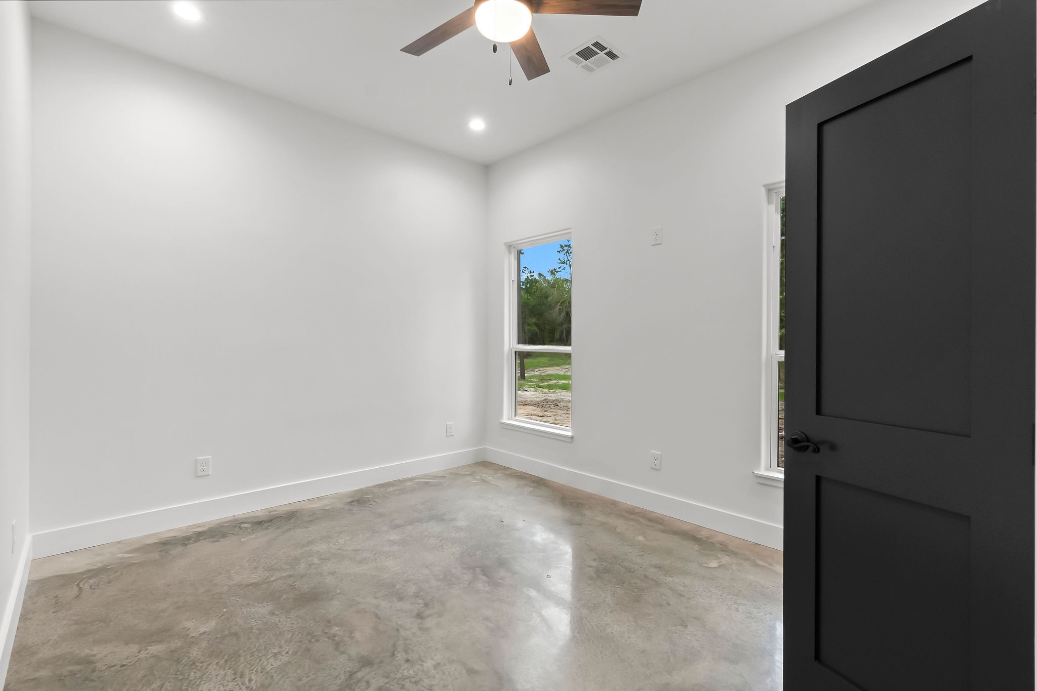 393 Hanson Road Onalaska, TX 77360 - Photo 27 of 38 an empty room with a ceiling fan and a window