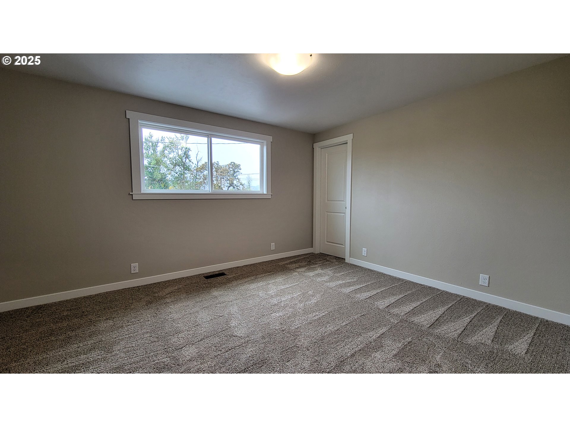 552 West D Street Springfield, OR 97477 - Photo 14 of 29 a open hall with a window