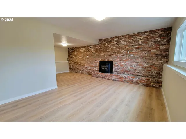 a black and white photo of a room