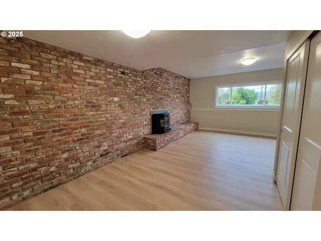a black and white photo of a living room
