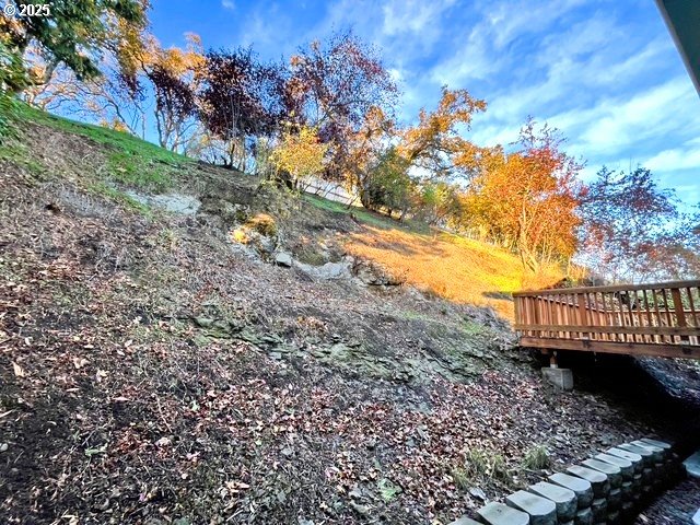 552 West D Street Springfield, OR 97477 - Photo 22 of 29 a view of a balcony with a garden