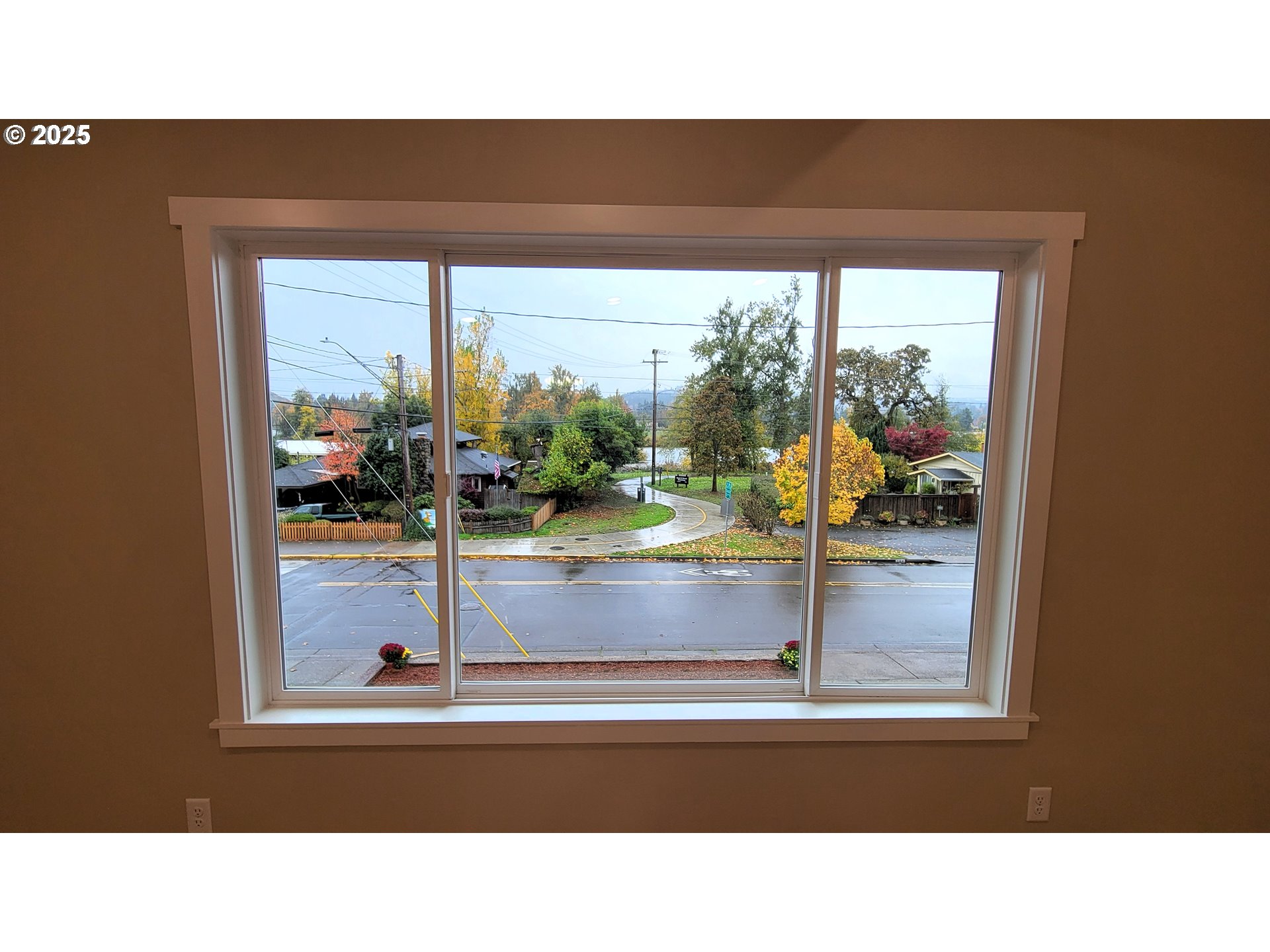 552 West D Street Springfield, OR 97477 - Photo 7 of 29 a black and white photo of a living room