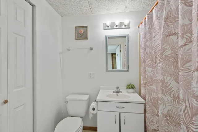 $2,300 | 933 Ridge Avenue, Mundelein, IL 60060