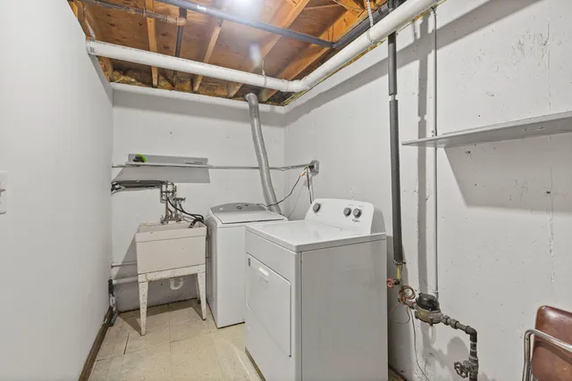 $2,300 | 933 Ridge Avenue, Mundelein, IL 60060