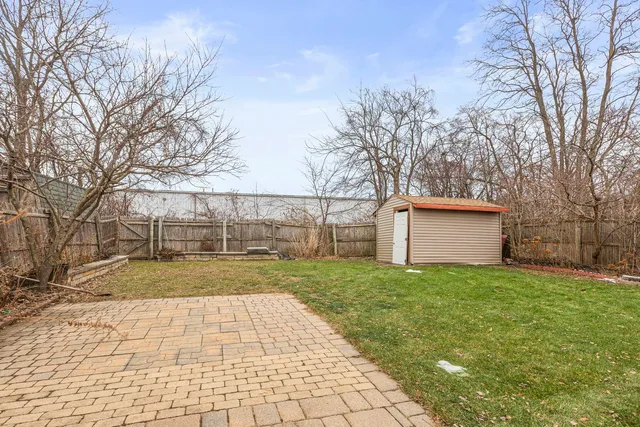 $2,300 | 933 Ridge Avenue, Mundelein, IL 60060