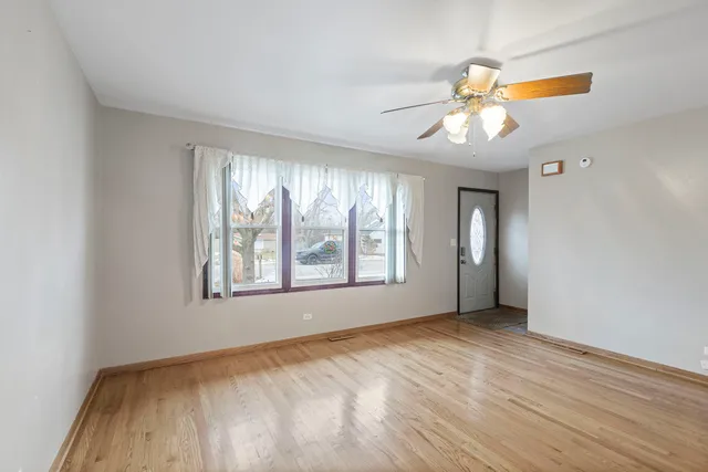 $2,300 | 933 Ridge Avenue, Mundelein, IL 60060