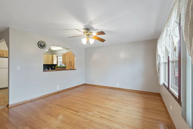 $2,300 | 933 Ridge Avenue, Mundelein, IL 60060