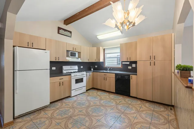 $2,300 | 933 Ridge Avenue, Mundelein, IL 60060