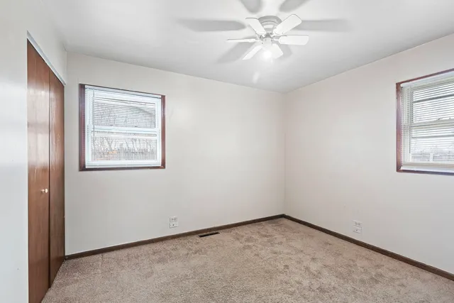 $2,300 | 933 Ridge Avenue, Mundelein, IL 60060