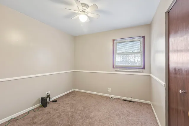 $2,300 | 933 Ridge Avenue, Mundelein, IL 60060