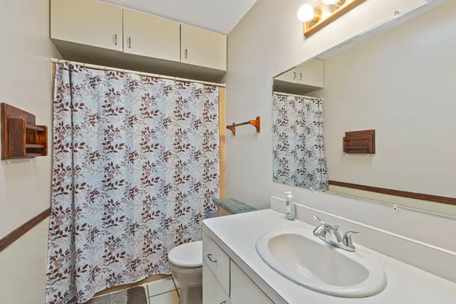 $2,300 | 933 Ridge Avenue, Mundelein, IL 60060