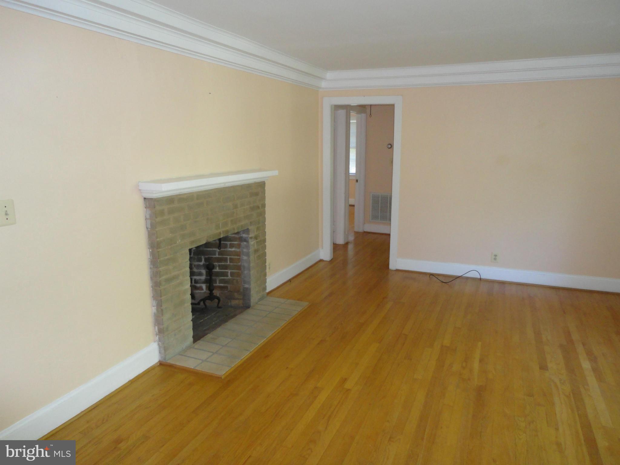 131 Blue Ridge Street Warrenton, VA 20186 - Photo 3 of 18 Living Room