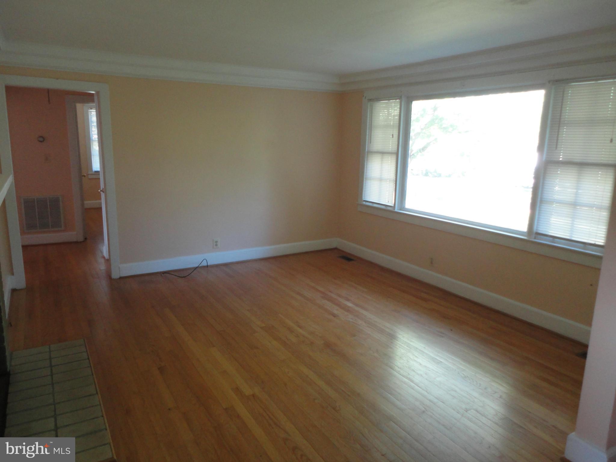 131 Blue Ridge Street Warrenton, VA 20186 - Photo 4 of 18 Living Room