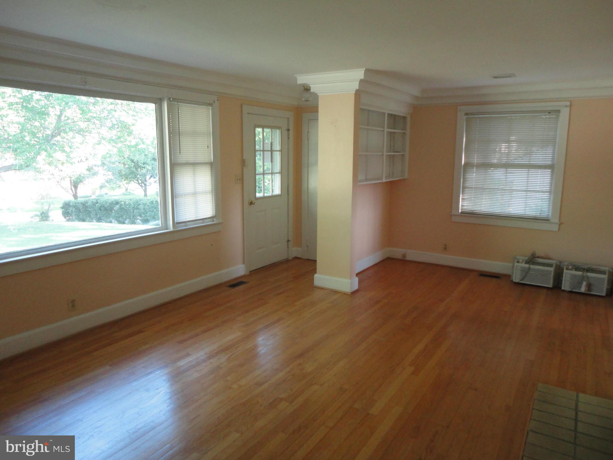 131 Blue Ridge Street Warrenton, VA 20186 - Photo 5 of 18 Living Room