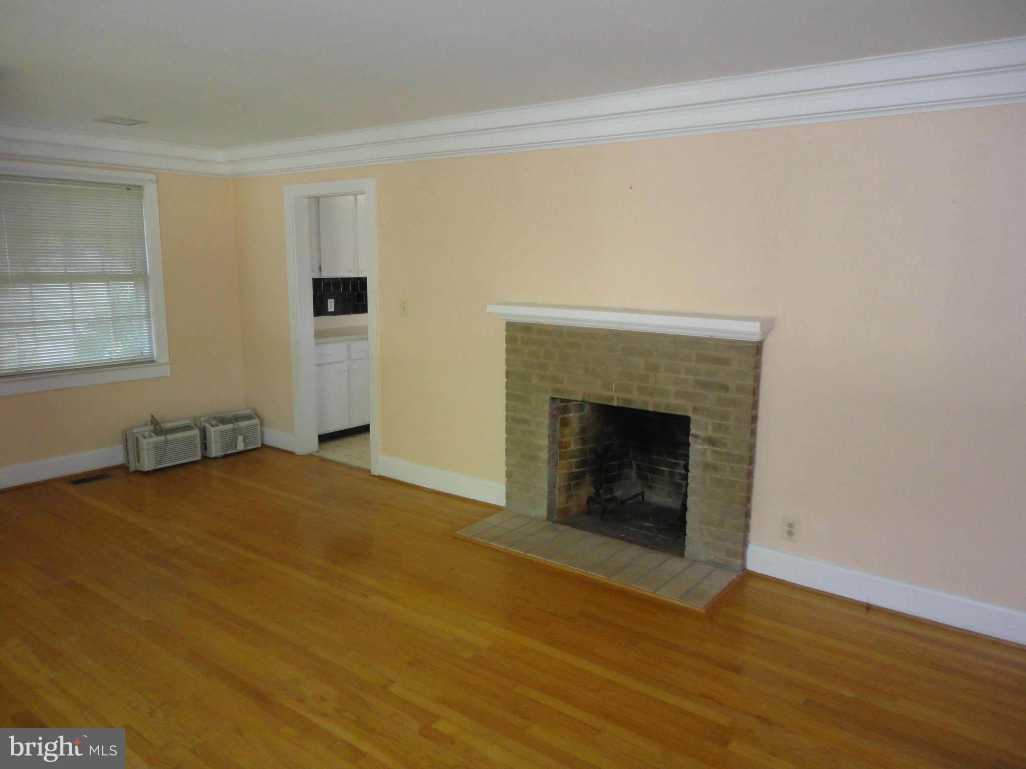 131 Blue Ridge Street Warrenton, VA 20186 - Photo 6 of 18 Living Room