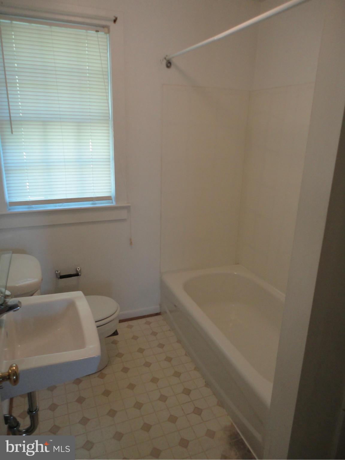 131 Blue Ridge Street Warrenton, VA 20186 - Photo 9 of 18 Bath