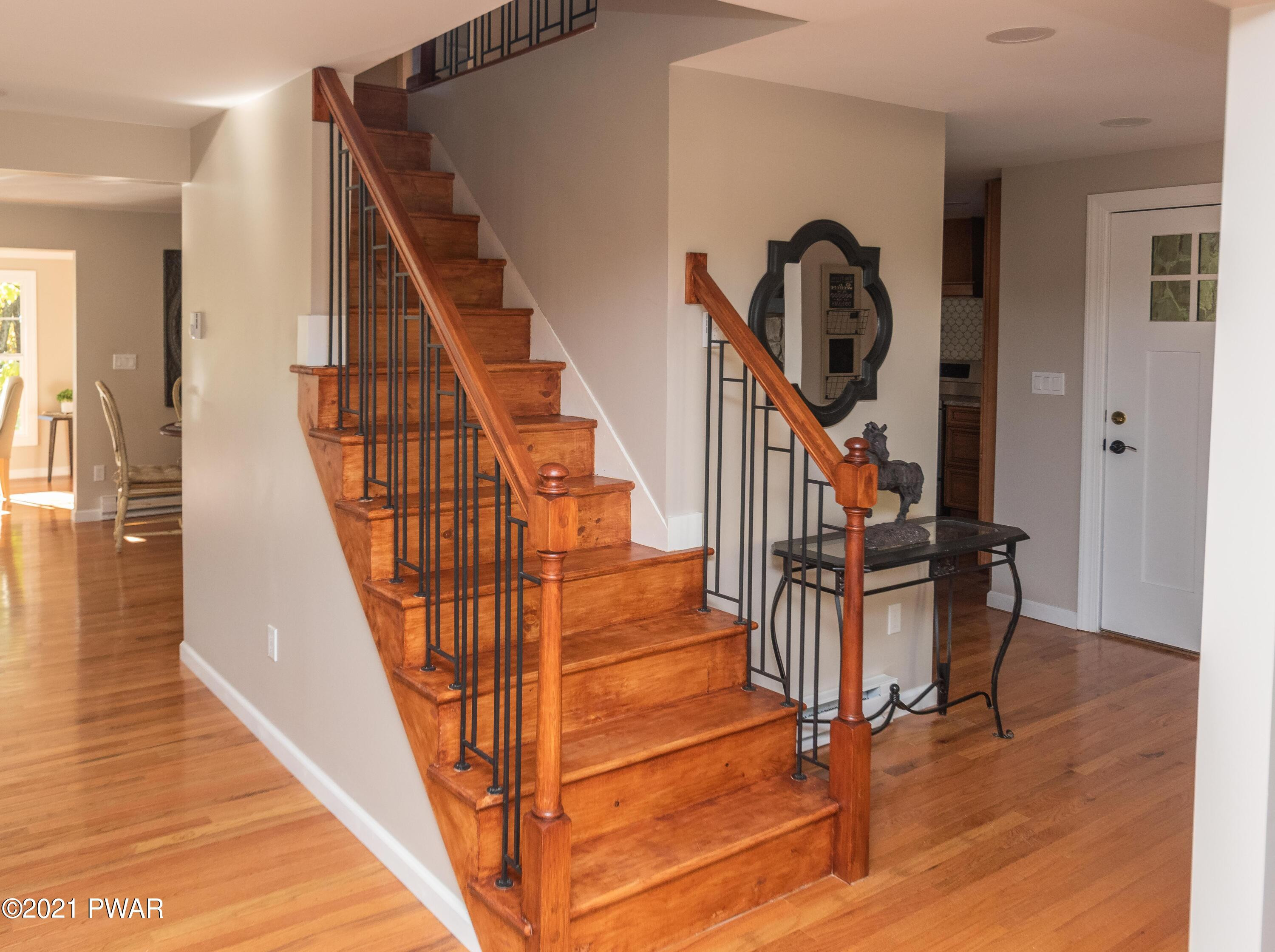 204 Raymondskill Road Milford, PA 18337 - Photo 4 of 25 DSC_0018