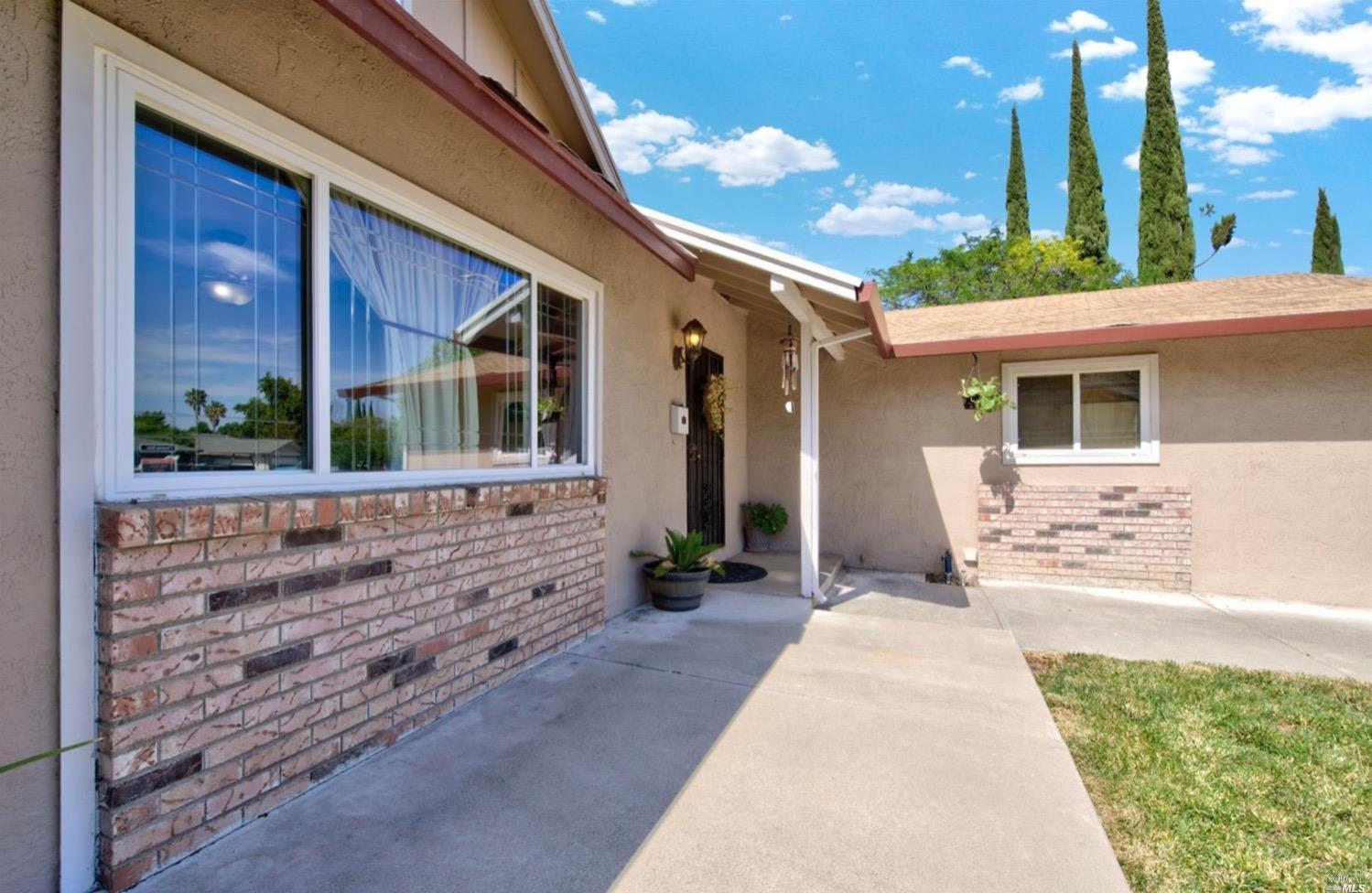100 Arrowhead Court Vacaville, CA 95687 - Photo 3 of 40 a front view of a house