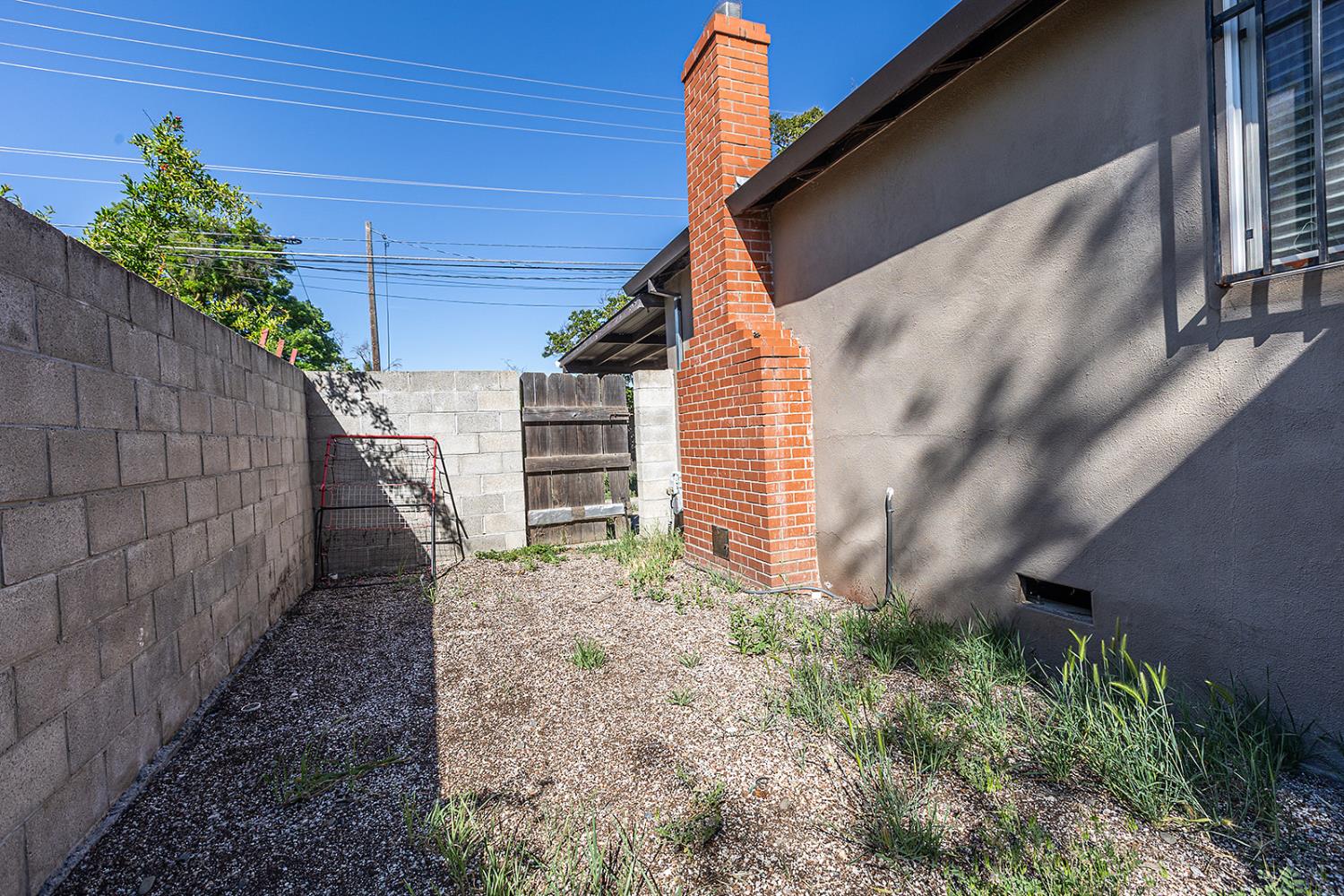 2105 Norman Way Modesto, CA 95350 - Photo 33 of 34 a backyard of a house