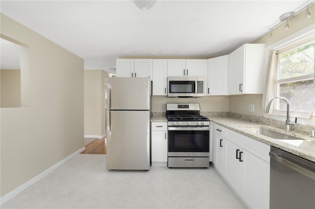 622 Dry Bridge Road North Kingstown, RI 02852 - Photo 2 of 14