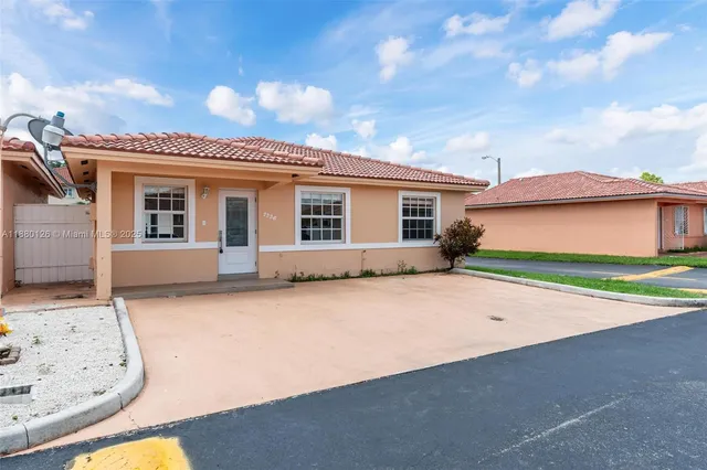 $3,200 | 2236 West 74th Place, Unit 9C, Hialeah, FL 33016