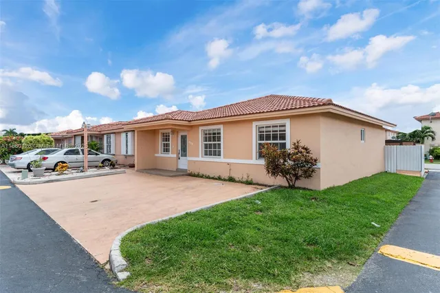 $3,200 | 2236 West 74th Place, Unit 9C, Hialeah, FL 33016